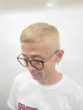 モナン(monan) クロップスキンフェードミルクティーブロンドアクティブショート