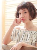 ショートバングとパーマのコントラストが絶妙♪