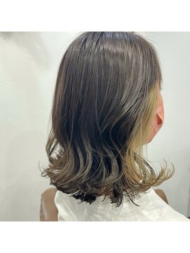 リロ(Lilo) インナーカラー×グレージュ×外ハネスタイル