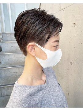 ユノ(juno) ソフトツーブロックのハンサムショート！アッシュグレージュ