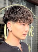 サイドの刈り上げでメリハリ！旬のランダムパーマスタイル