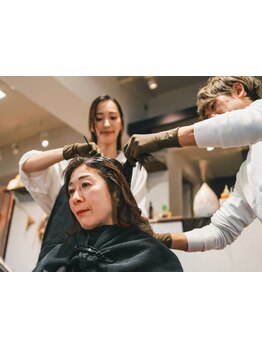 上品でナチュラルに白髪をカバー。品がありつつ華やかなカラーを提案♪髪の状態に合わせて薬剤を調整◎