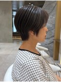 首元を美しく見せる、大人女性の上品なくびれショート