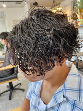 フゥ 宇都宮(FeU) 波巻きスパイラルパーマツイストパーマセンターパート刈り上げ