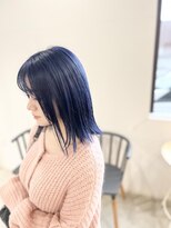 ヒュー(HUE) ネイビーブルーと切りっぱなしボブ