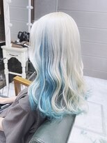 デイズ(days)&nbsp;ブリーチ2回～3回で作るホワイト×ブルー個性派派手髪ロング