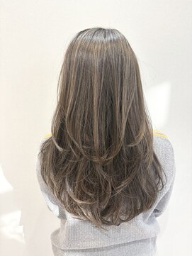 リヴナ(Livna) ハッシュカットにハイライトカラー◎