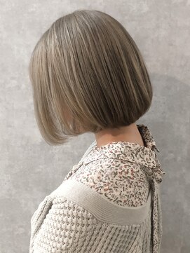 イール(iIIL) 【iIIL hair lounge】パールベージュミルクティーボブ