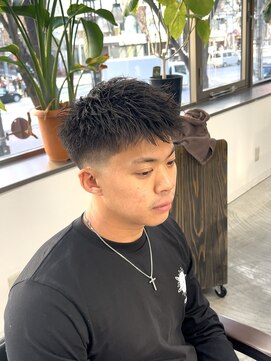 フイ 新宿3丁目(Hui) フェザーパーマ/グレーブルーカラー/刈り上げショートパンク