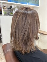 ヴィヴ(viv)&nbsp;軽めのミディアムヘア&明るめハイライト