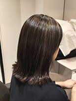 アンベリールフルー(EMBELLIR fleur)&nbsp;白髪ぼかしハイライトのミディアムボブカットスタイル