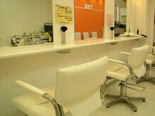 ティビーケイ 平塚西口店(TBK)の雰囲気（店内は白が基調。明るい印象。）