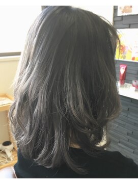 エメ 透明感のある外国人カラーグレーグラデーション