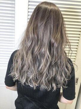 ラフ 新宿(Laff) 新宿 ロングレイヤー グレーベージュ ハイライト バレイヤージュ