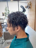 コモレビ(komorebi)&nbsp;【山本智文】センターパートツイストスパイラルパーマ