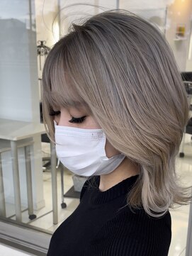 デュールイースト(Duul East) 外ハネミディアム×シルバーベージュ