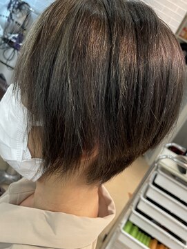 ネイキッド ヘアーズ ユニット(Naked HAIRS UNIT) オトナかわいい、ハイライトショート♪