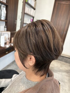 もみ上げと襟足長めな奴