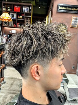 フォーコーナーズカットショップスリーセント 栄(FourCornersCutShop 3/cent) 【ツイストパーマ×ホワイトメッシュ】