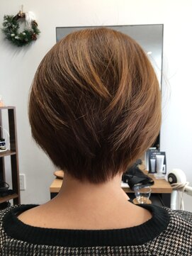 イース(ease) 前下がりショート