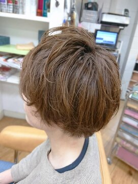 24 岸和田店 小顔に見せるふんわりショート