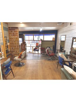 大型サロンが苦手な方におすすめ☆木目調の温かい雰囲気の店内でリラックスしながら施術が受けられる♪