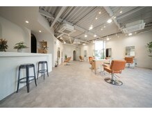 開放感のある天井、席の間隔を広めにとった癒しの店内空間です。