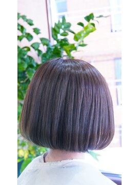 ネス(NESS) ハイライトの入ったイルミナパールグレーのボブ34