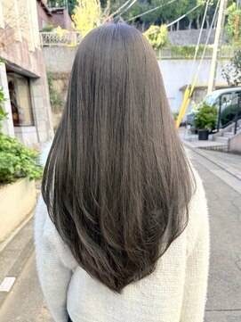 ティエラ 原宿 表参道(Tierra) 原宿表参道 スッキリした後ろ姿のVラインレイヤーネイビーグレー