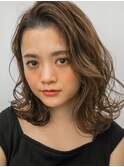 ボリュームアップのミディアムパーマ