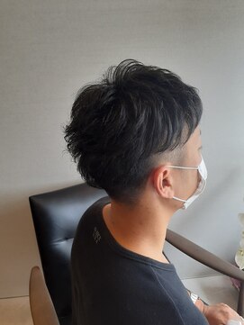 シア(Sia) men'sパーマ+ツーブロックスタイル