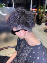 カットはサイド＆バックシルエットも360度カッコイイ。伸びてもキマるカット！