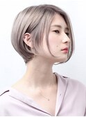 ハイトーン前下がりボブ×グレーベージュ