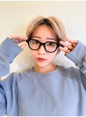 ブロンドベージュと耳掛けショート◎