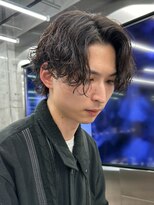 S字のカールが人気のセンターパート×波巻きスパイラルパーマ