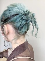リグ 横浜(Lig.)&nbsp;ミントカラー水色カラーブリーチダブルカラーヘアアレンジ横浜駅