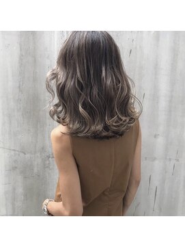 ドールヘアー(Doll hair) グレージュグラデーションカラー