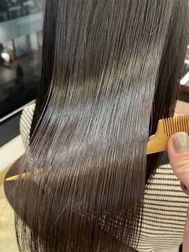 ミリュウ(Milieu) 目を惹く美しさ　縮毛矯正でまとまりを