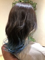 ヘアデザインフルーヴ(hair design fleuve) ちょっとしたアクセントになるブルーの裾カラー