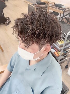 ネオリーブ クーロ メゾン 横浜(Neolive curro Maison) 筋感ハイライト×縦落ちツイスパ【横浜メンズパーマ】