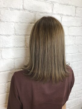 アリス(ARIS) 肩下外ハネ×リーフアッシュベージュ