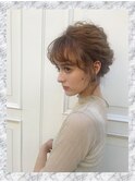 ウェーブヘアでルーズなこなれ感を出したヘアセット