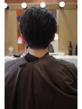 エディ(Edy) メンズセンターパートニュアンスパーマ刈り上げマッシュ