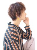 ことりベージュネイビーカラー毛先パーマ小顔ワンサイドショート