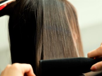 クオン 姪浜(qon)の写真/【本気で髪質改善をしたい方に】髪の内側から補修し、まとまりのあるナチュラルストレートに。