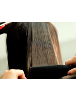 【本気で髪質改善をしたい方に】髪の内側から補修し、まとまりのあるナチュラルストレートに。