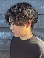 ヒュイル バイ ニアウ(Hwyl by Niau) メンズセンターパートパーマシャドウパーマスパイラルパーマ