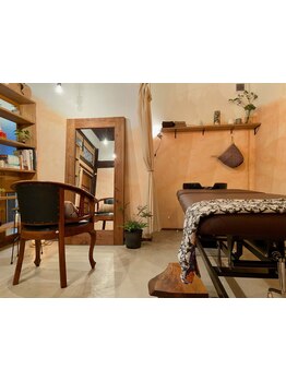 フラットなシャンプー台で体に負担がなくて楽♪オーガニックの恵みで癒される、贅沢なヘッドスパ体験を。