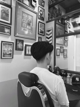 カムレイドフォーライフ(COMRADE 4 LIFE) ミドルフェードの後ろ姿　担当松尾