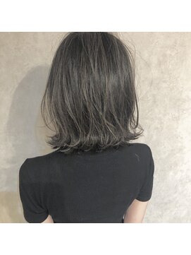 ハート(heart.) シークレットハイライトで赤みの少ないヘアスタイルに。